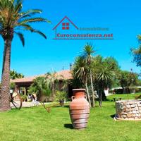 Villa immersa nel verde con piscina