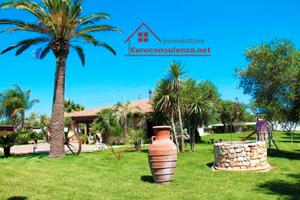 Villa immersa nel verde con piscina