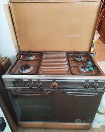 Cucina a GPL bombola, con forno elettrico e gas