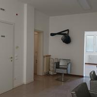 Negozio parucchiera arredato