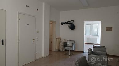 Negozio parucchiera arredato