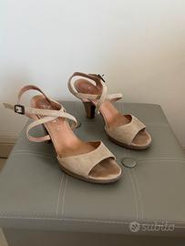Sandali con cinturino incrociato beige in pelle