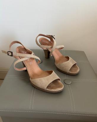 Sandali con cinturino incrociato beige in pelle