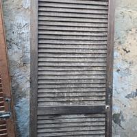 Porte persiane in legno a lamelle con serrature