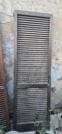 Porte persiane in legno a lamelle con serrature