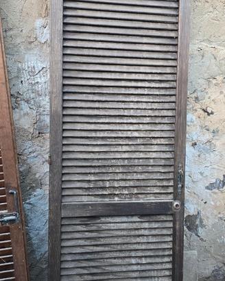 Porte persiane in legno a lamelle con serrature