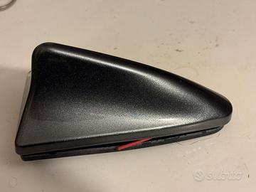 Pinna antenna per auto con cavi e vite di attacco.