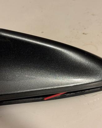Pinna antenna per auto con cavi e vite di attacco.