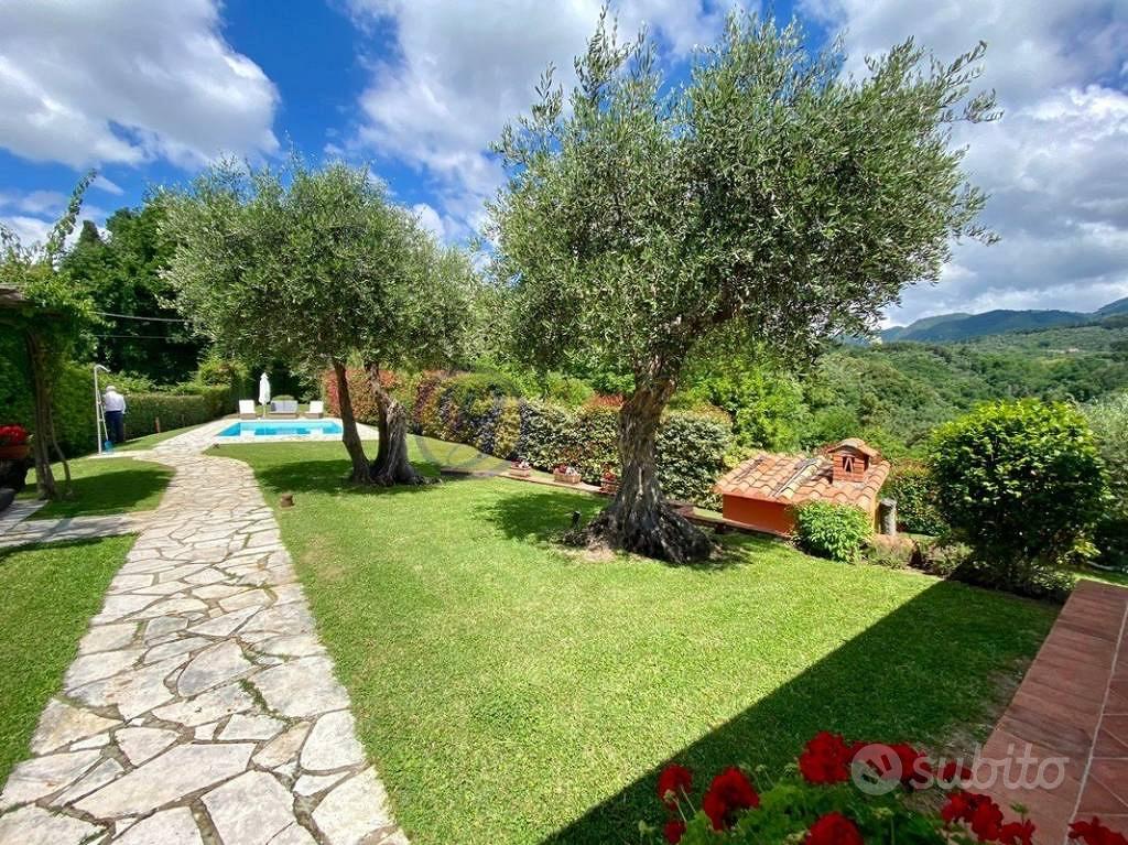 Rustico / Casale di 150 m² con più di 5 locali a C - Vista 3