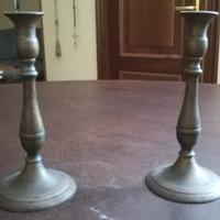 Coppia portacandele in bronzo; altezza 19 cm, diam