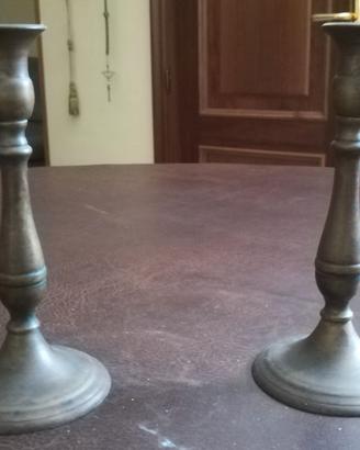 Coppia portacandele in bronzo; altezza 19 cm, diam
