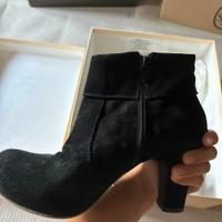 stivaletti in camoscio con tacco