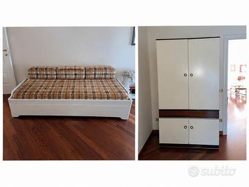 Armadio e Divano letto estraibile con cuscini