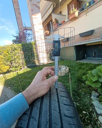 Gomme estive  Falken 215/65/17. 99V