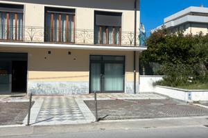 Fondo commerciale con posti auto