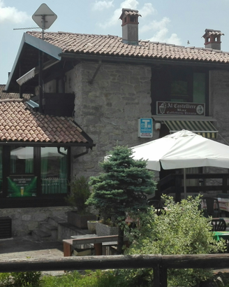 Villetta due piani semindipendente con giardino