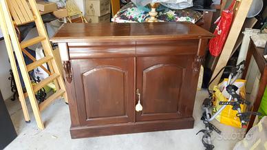 Credenza in legno stile classico