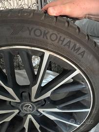 Cerchi e gomme invernali Toyota Yaris cross 215/50