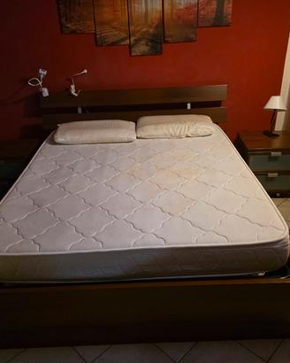 Letto con comodini e cassettiera