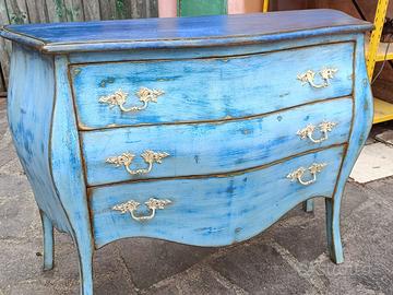 Raffinato comò lavorato a mano