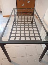 tavolo IKEA in vetro e ferro