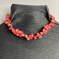 Collana di pietre rosse con dettagli dorati