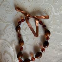 Collana elegante dai colori caldi