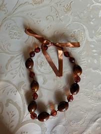 Collana elegante dai colori caldi