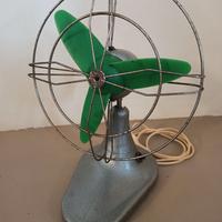 Ventilatore da tavolo vintage ancora funzionante.