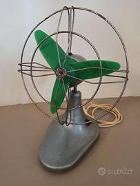 Ventilatore da tavolo vintage ancora funzionante.