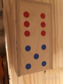 Gioco domino con tessere in legno