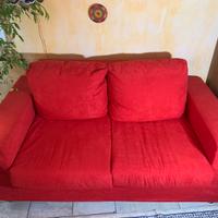 Divano e poltrona rossi