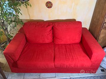 Divano e poltrona rossi