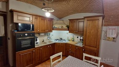 Cucina con ante in legno massello