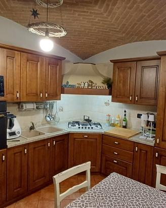 Cucina con ante in legno massello