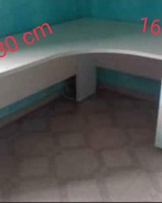 Scrivania angolare con cassettiera integrata