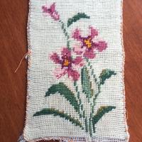 Tela ricamata mezzopunto fiori rosa