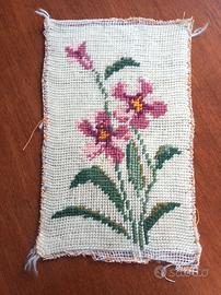 Tela ricamata mezzopunto fiori rosa