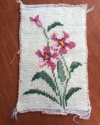 Tela ricamata mezzopunto fiori rosa