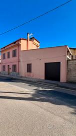 Guspini- Indipendente trilivelli cortile box auto