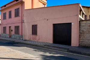 Guspini- Indipendente trilivelli cortile box auto