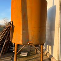 Cisterna in ferro con piedi