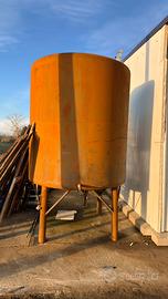 Cisterna in ferro con piedi