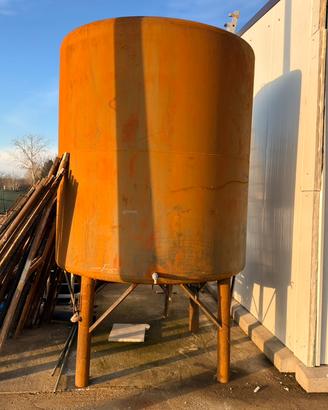 Cisterna in ferro con piedi