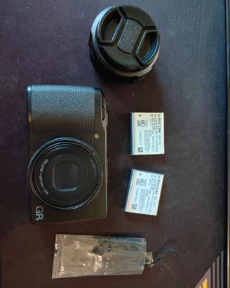 Fotocamera Ricoh Gr IIIx con accessori