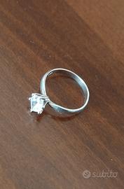 Anello in argento pietra a goccia