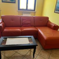 Divano in pelle color arancio / salmone