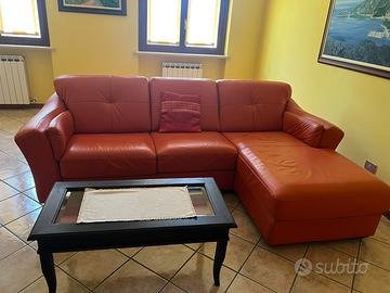 Divano in pelle color arancio / salmone