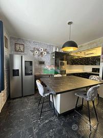 Appartamento di 140 m² con più di 5 locali a Raven