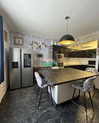 Appartamento di 140 m² con più di 5 locali a Raven